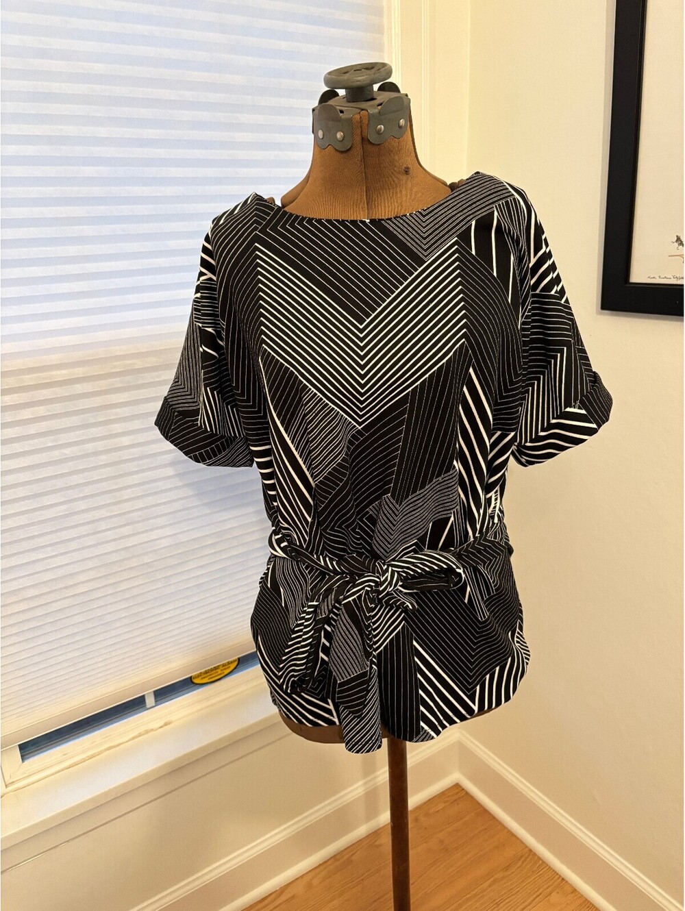Worthington Women's L Black White Geometric Chevron Tie Waist Blouse (2242)